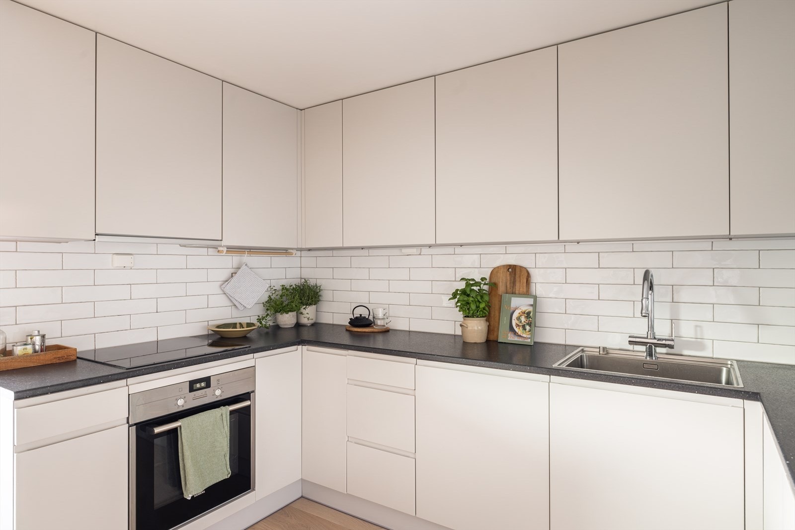 Kjøkkenvask med godt vanntrykk og vanntilførsel via rør-i-rør. Integrerte hvitevarer og oppvaskmaskin. Ventilator med utkast til egnet anlegg. Galleribilde