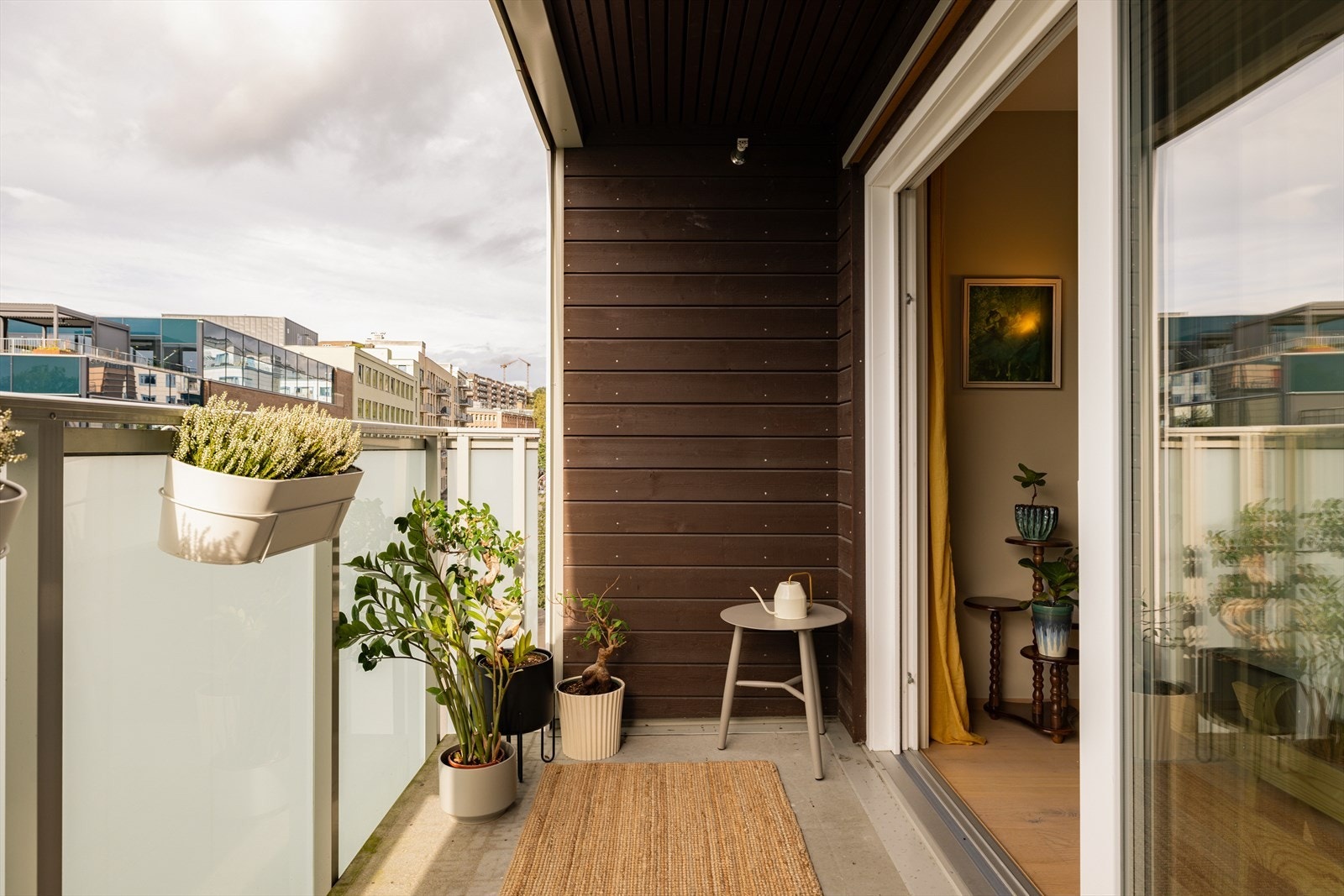 Balkongen er av god størrelse med plass til ønsket utemøblement og grill. Galleribilde