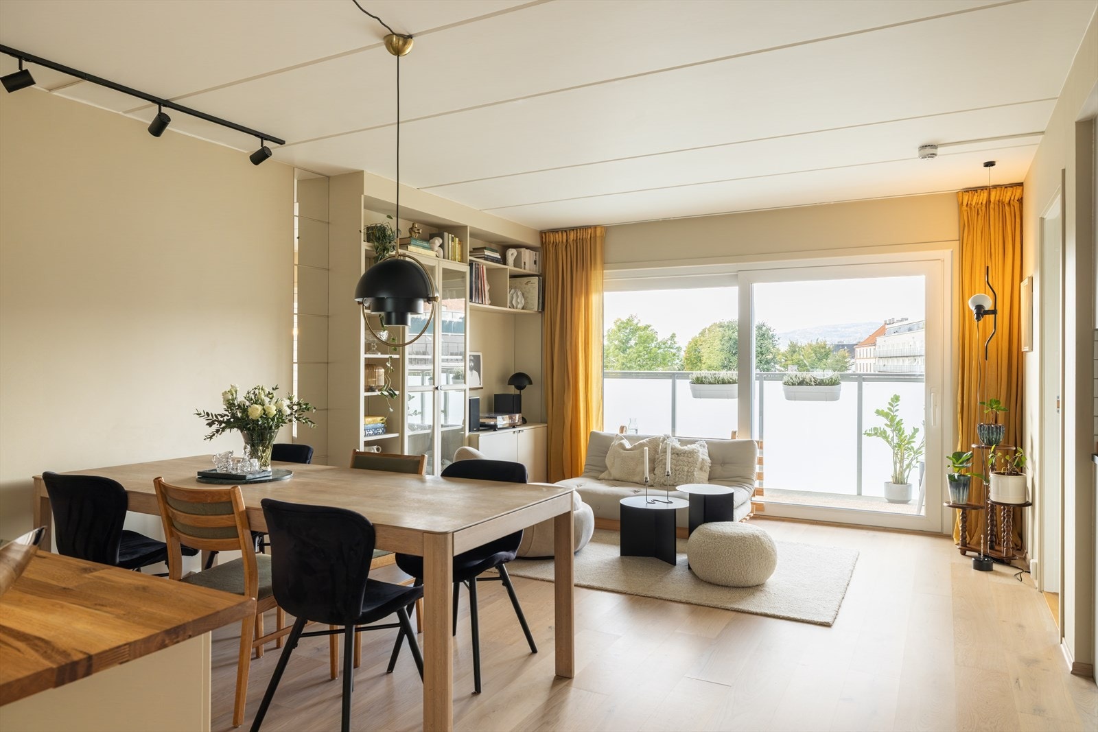 Her kan du virkelig flytte rett inn. Alle rom er malt i stilige og behagelige fargetoner som gjør leiligheten unik. Galleribilde