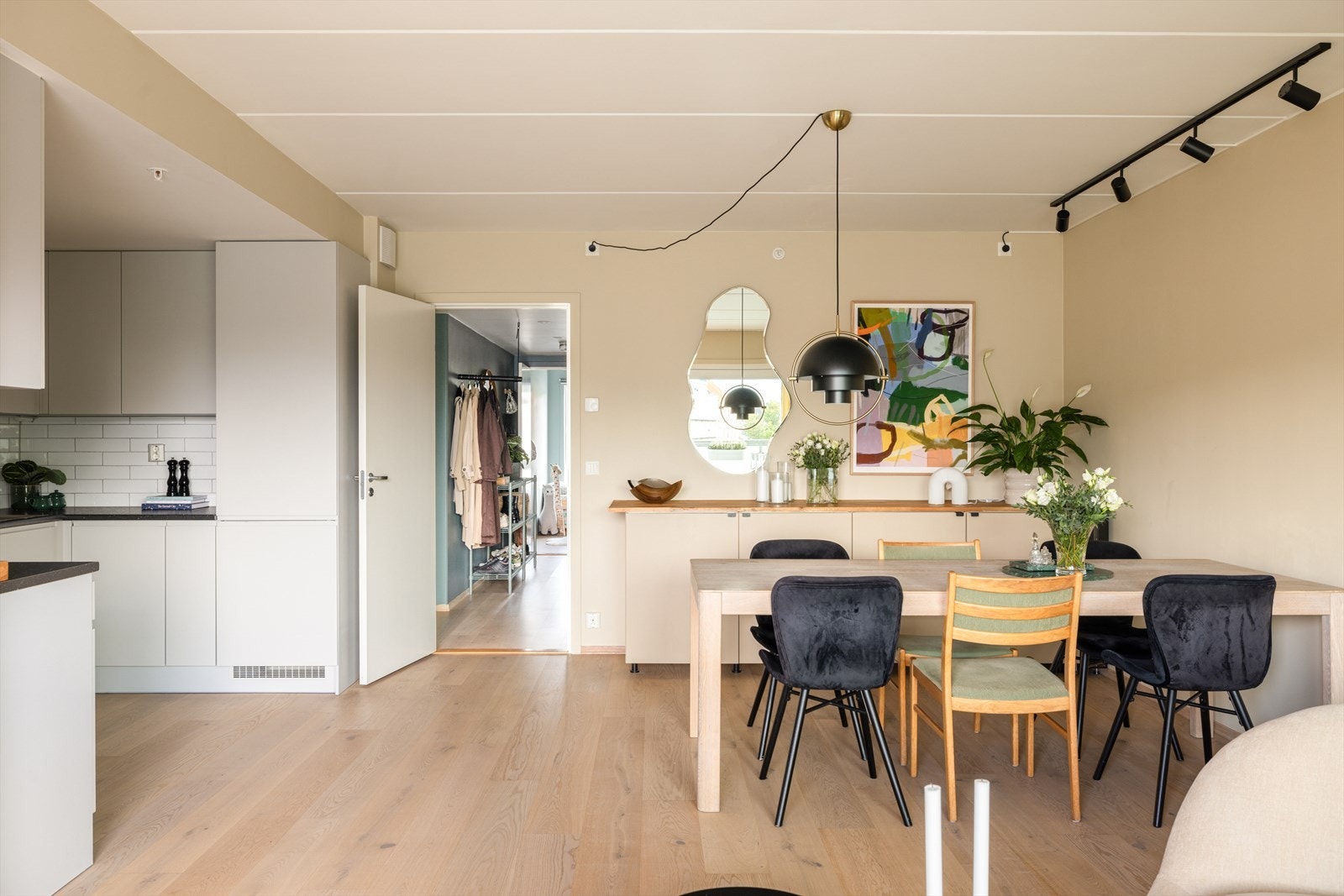 I motsatt ende av leiligheten finner man to soverom, mellomgang, bad og ekstra toalett. Galleribilde