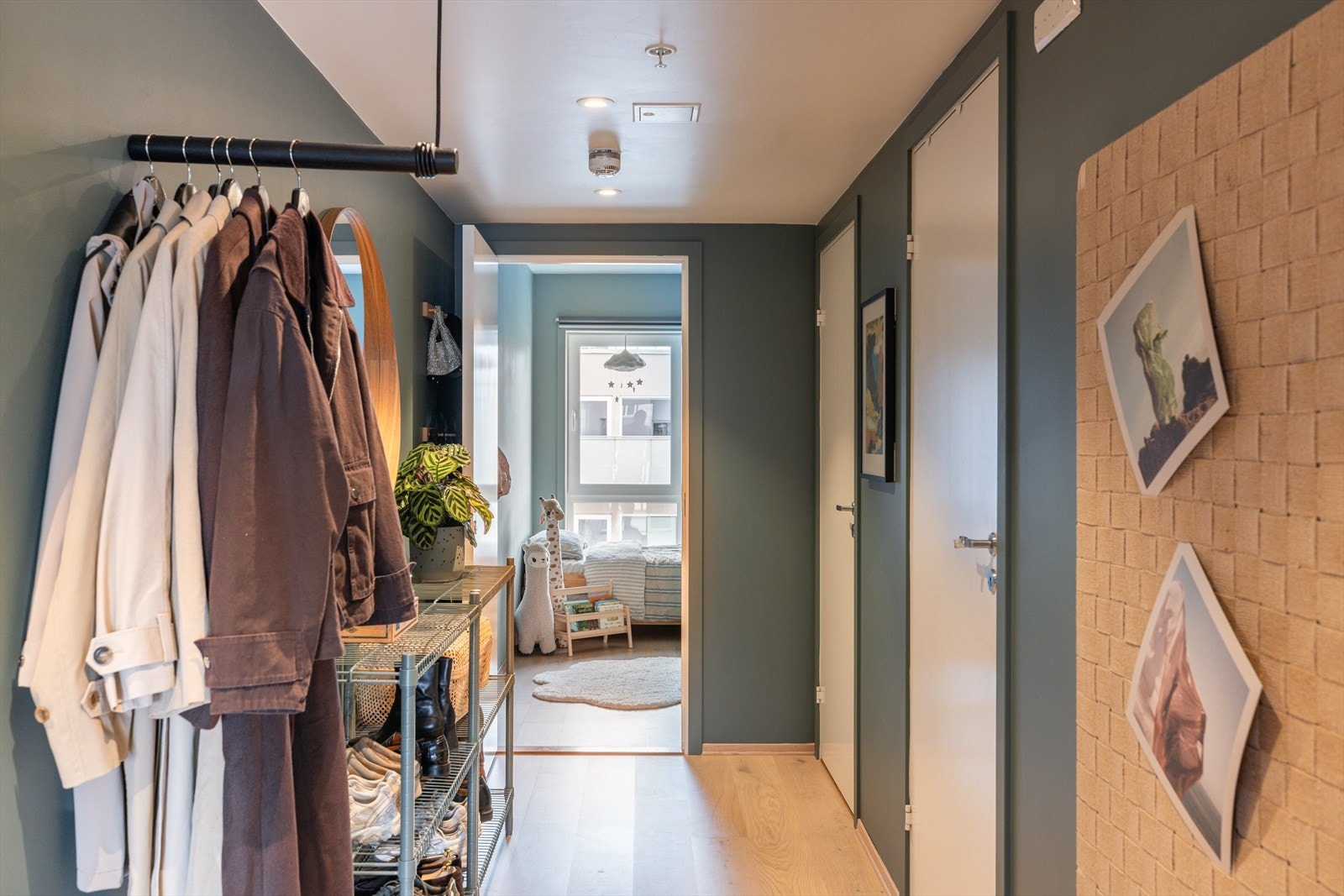 Meget praktisk mellomgang som gir gode muligheter for flere oppbevaringsløsninger og ønsket klesoppheng. Galleribilde