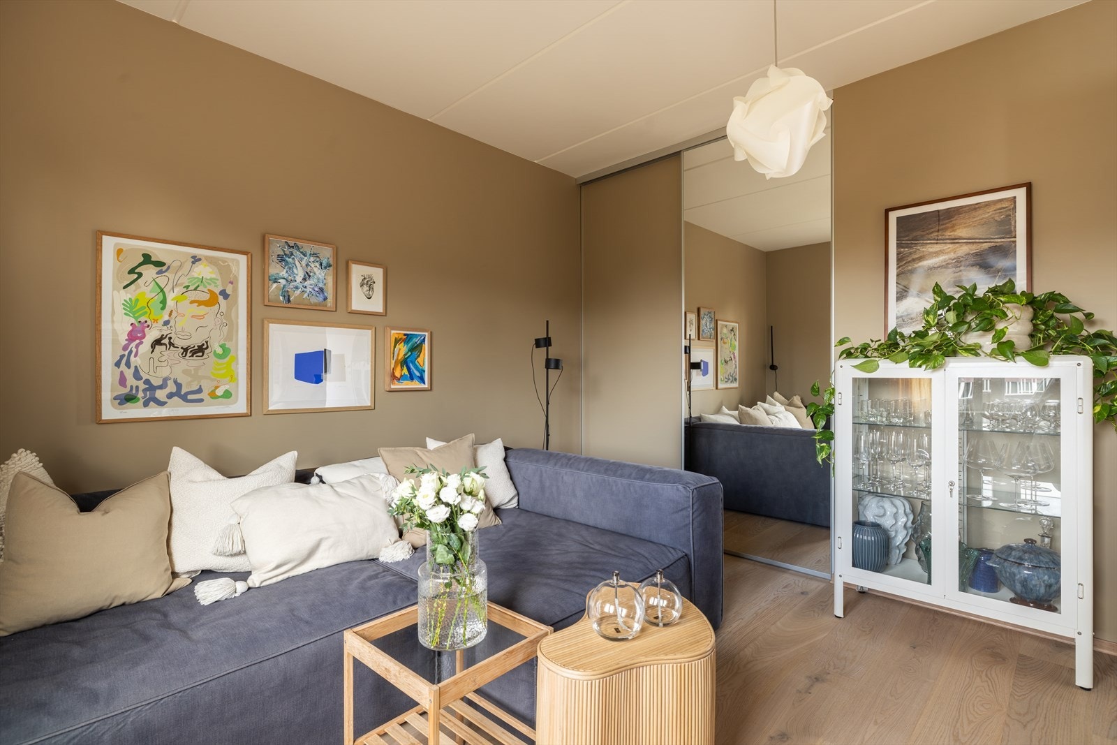 Rommet har altså flere bruksmuligheter, alt etter hva som er behovet. Til høyre i bildet ser du en stor skyvedørsgarderobe, den ene fronten er malt og den andre er en speildør. Galleribilde