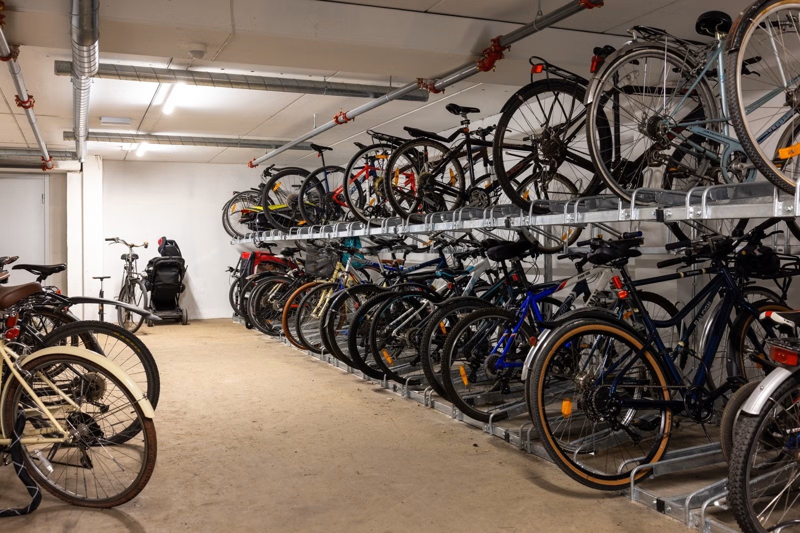 Felles sykkelbod i kjelleren. Galleribilde