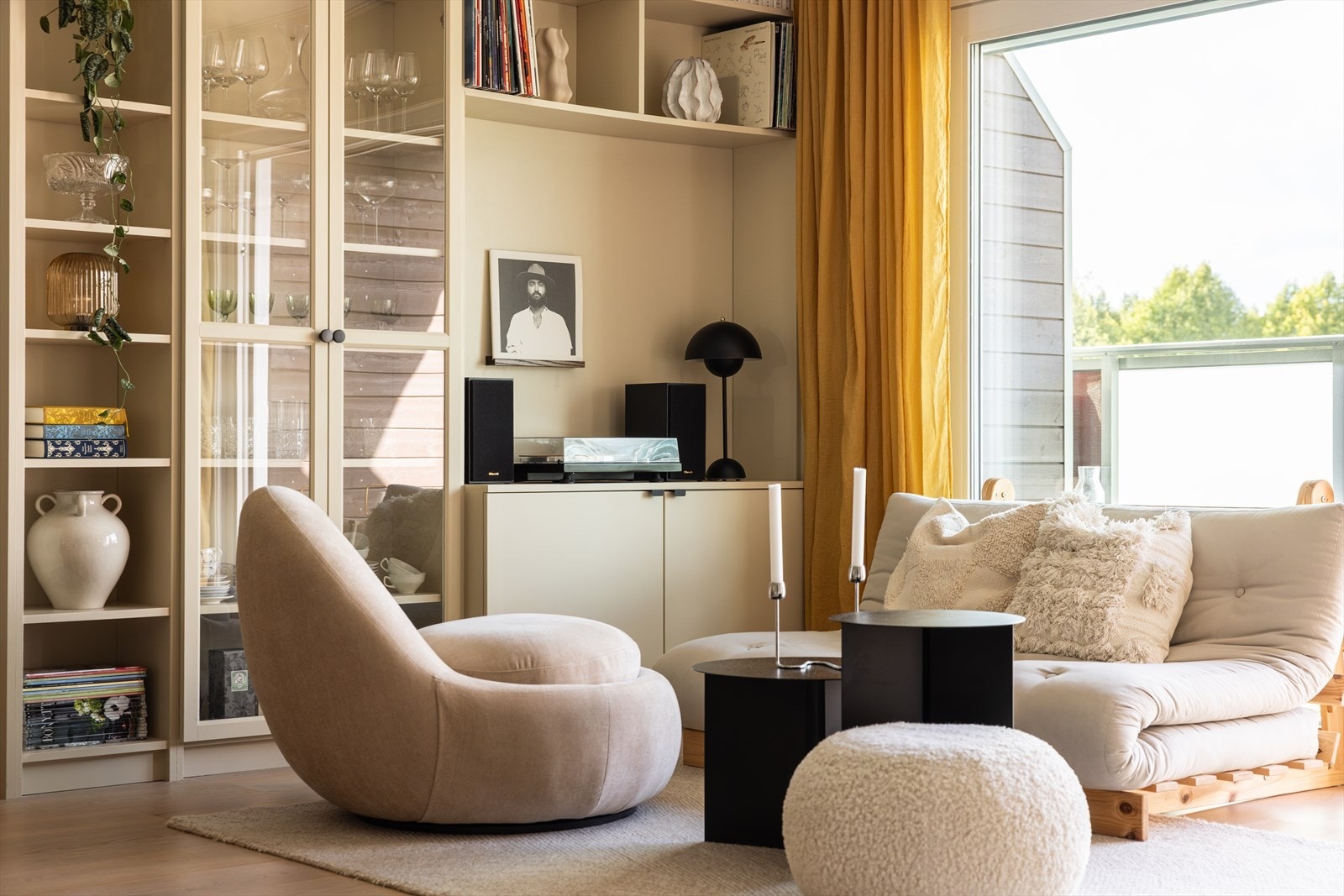 Stuen har plass til flere forskjellige "soner", alt etter hva som er behovet. Galleribilde