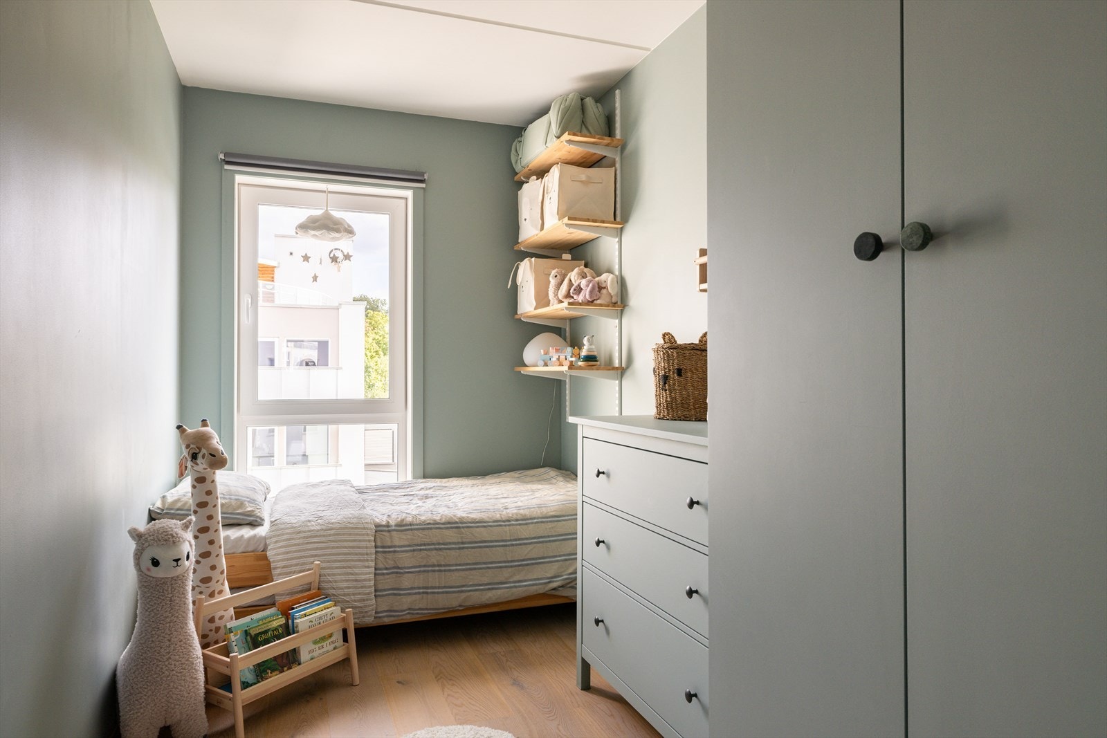 Soverom III er også av god størrelse. Rommet er i dag innredet som barnerom men har flere bruksmuligheter. Galleribilde