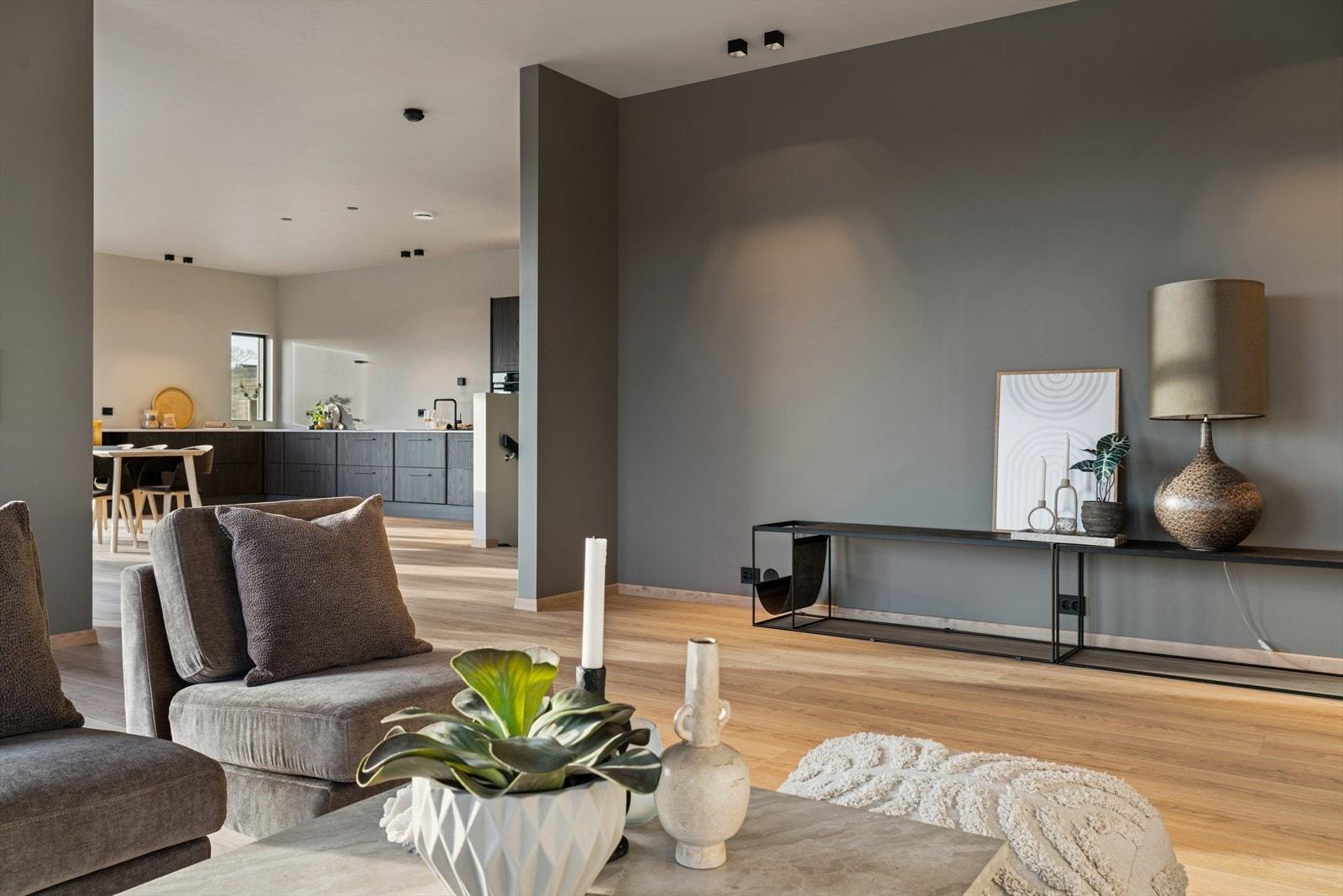 Åpen stue- og kjøkkenløsning som gir en fin romfølelse. Galleribilde