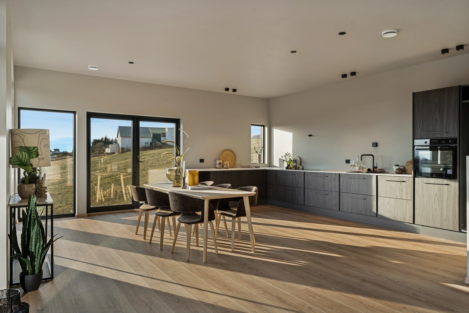 Kjøkkenet er innredet slik at matlagingen forenes med sosialt samvær. Galleribilde