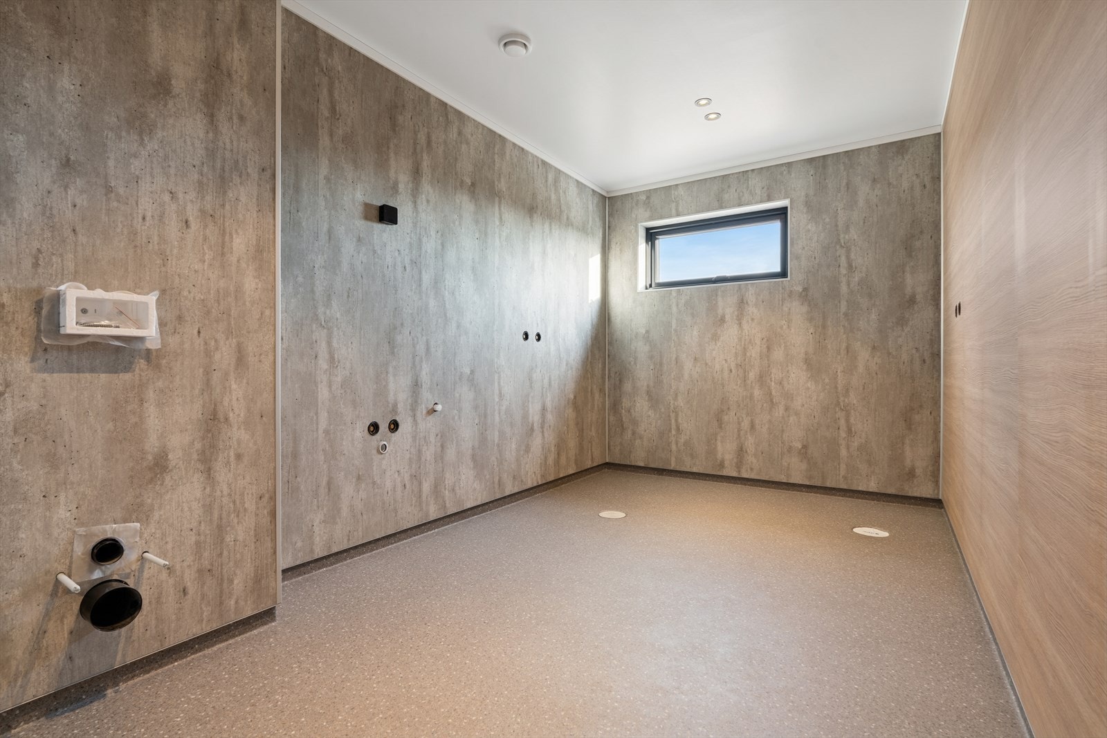 Fremtidig bad 2- Baderomspanel på veggene og belegg på gulv. Det er ikke montert innredning. Kan omdisponeres til soverom med litt tilpassninger. Galleribilde