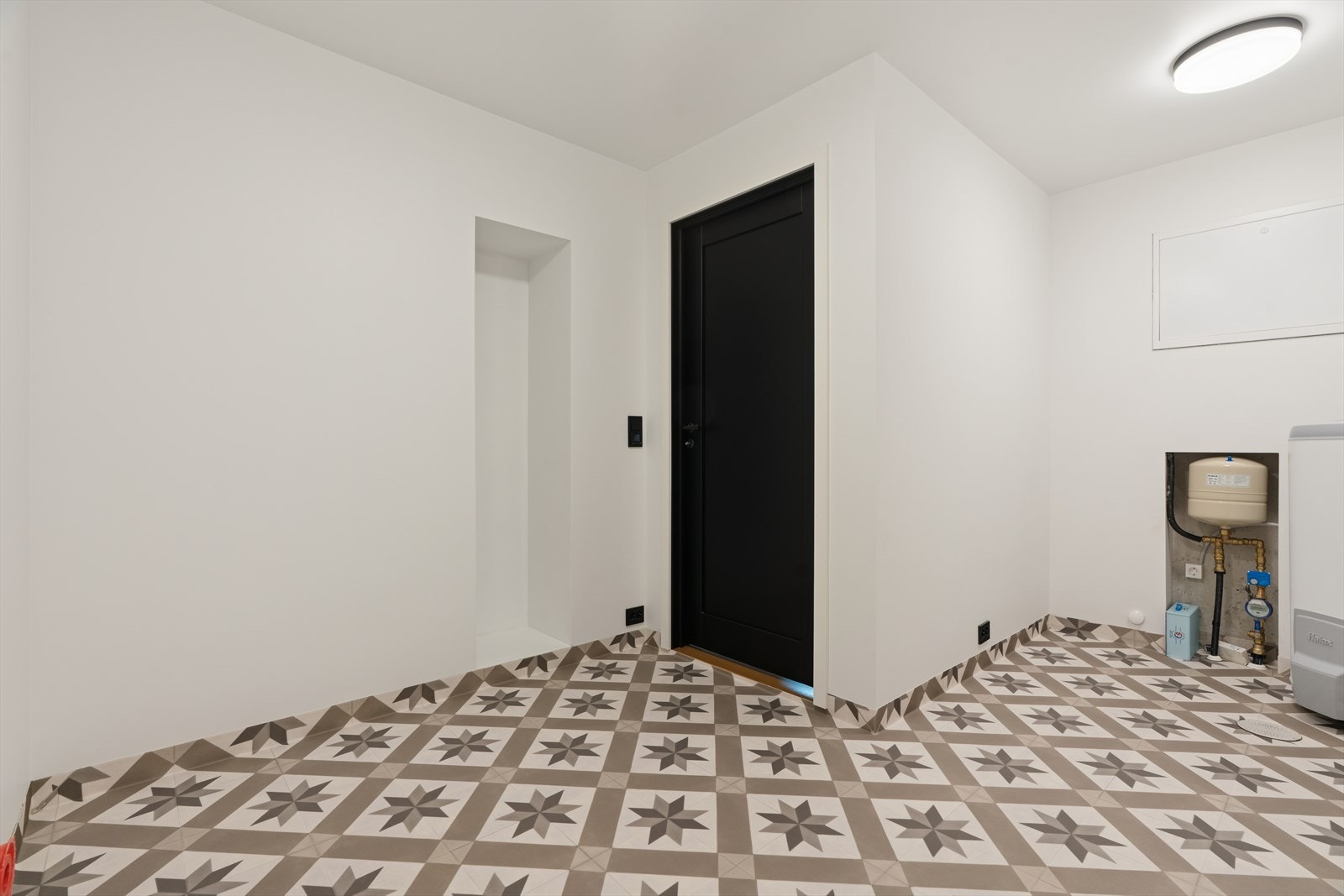 Vaskerom med malte vegger og belegg på gulv. Innredning er ikke montert. Balansert ventilasjonsanlegg. Galleribilde