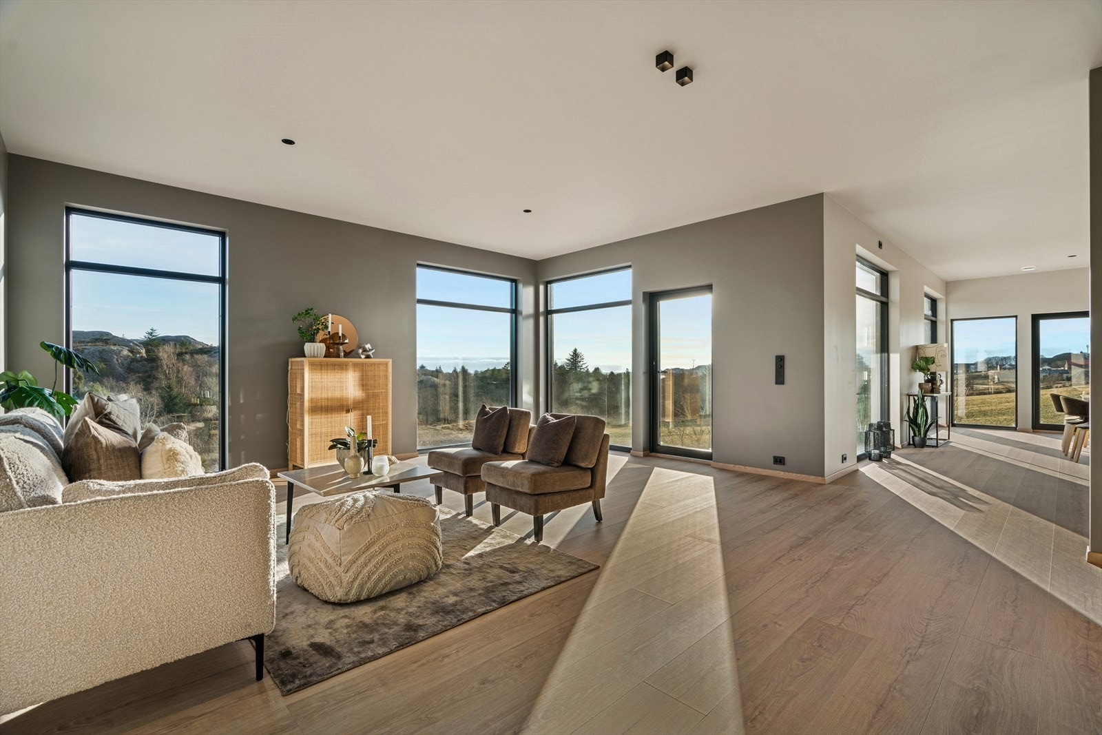 1. etasje har en lys og romslig stue med gode innredningsmuligheter til sofagruppe og tv-møblement. Galleribilde