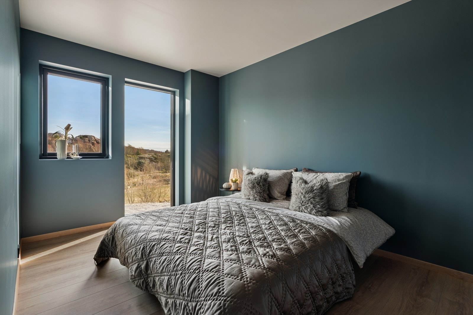 Etasjen har 2 soverom. Hovedsoverom med utgang til hage. Galleribilde