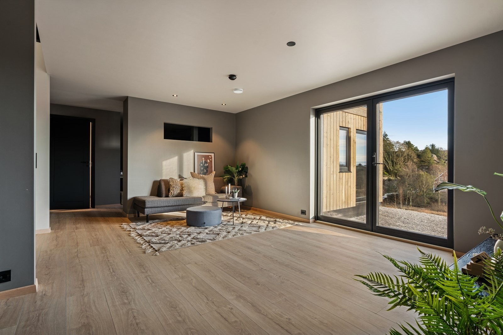 Underetasje - En etasje med flere muligheter - Fin kjellerstue. Dør som leder ut. Galleribilde