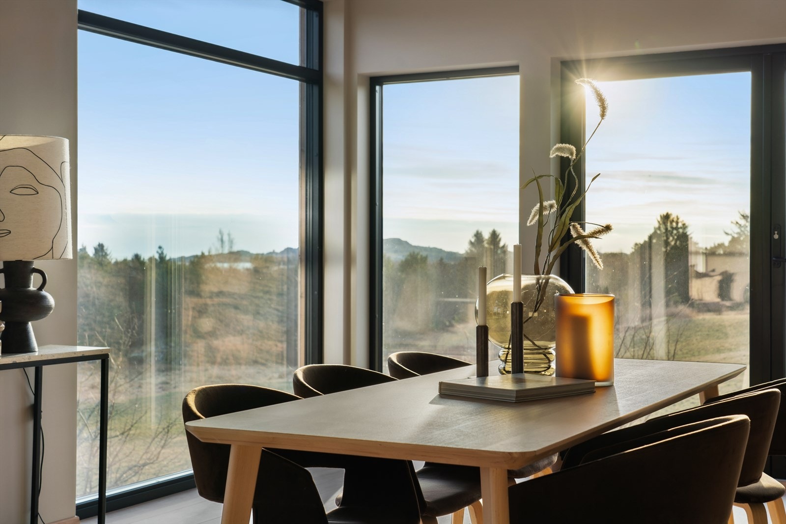 Koselig spiseplass - Her inviteres det til en rolig kopp med morgenkaffe - Eller en rask matbit til folk på farten. Galleribilde