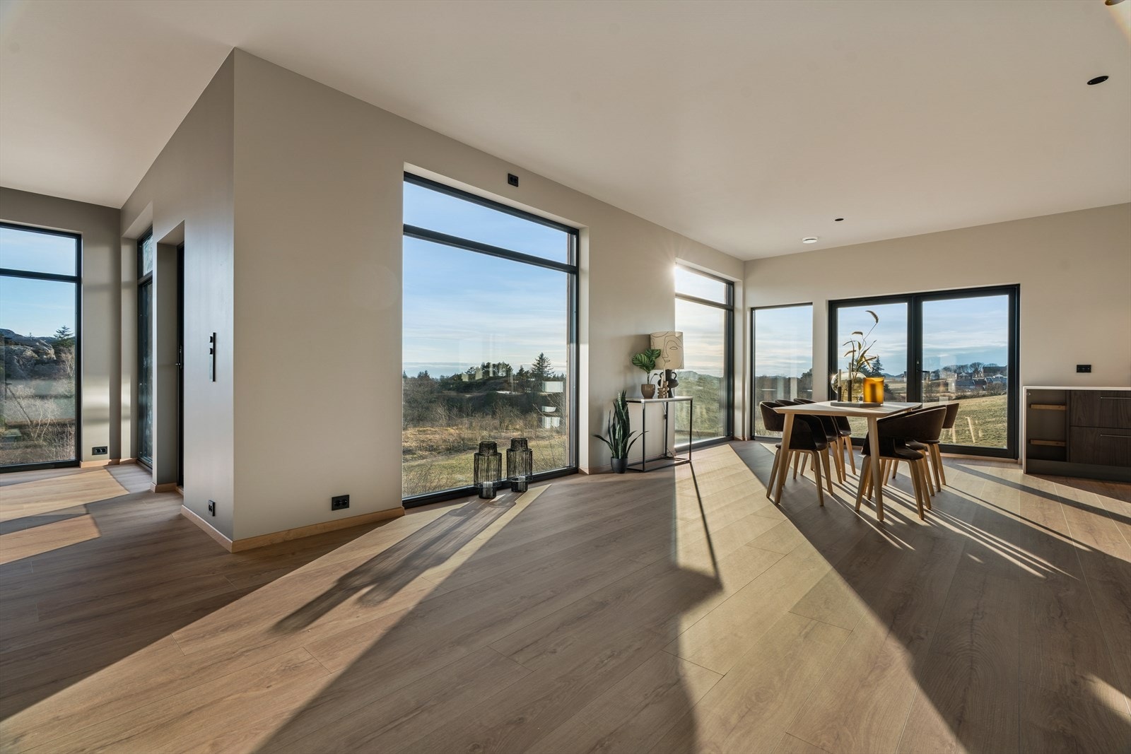 Kunne du tenkt deg denne utsikten? Naturen på sitt vakreste - det perfekte stedet for å hente energi. Galleribilde