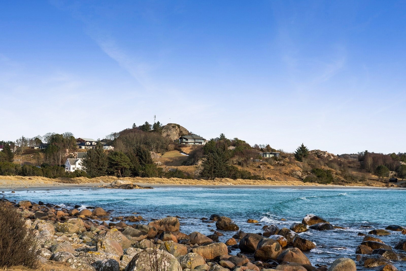 Skadbergstranden er den største og mest populære sandstranden i Eigersund, kjent for sine over 500 meter med langgrunn, barnevennlig sandstrand og et variert landskap med sand, rullestein og små knauser. Galleribilde