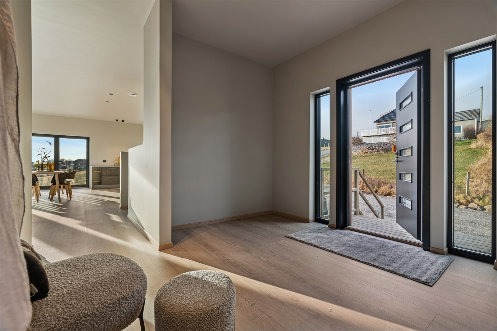 Trivelig entrè som ønsker deg velkommen inn til denne vakre perlen - Entreen har to utganger - praktisk løsning som gir god flyt mellom sonene i boligen. Galleribilde