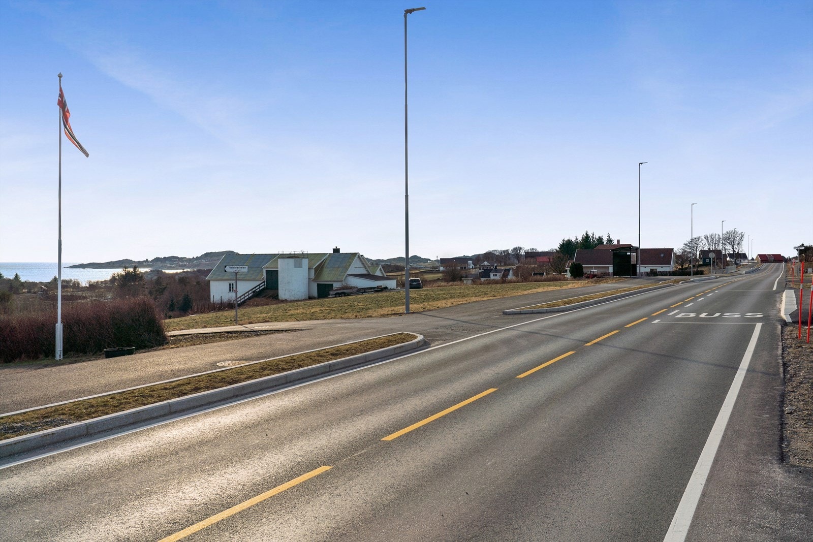 Landlig og barnevennlig beliggenhet - Busstopp med skolebuss like ved boligen. Ny gang- og sykkelsti. Galleribilde