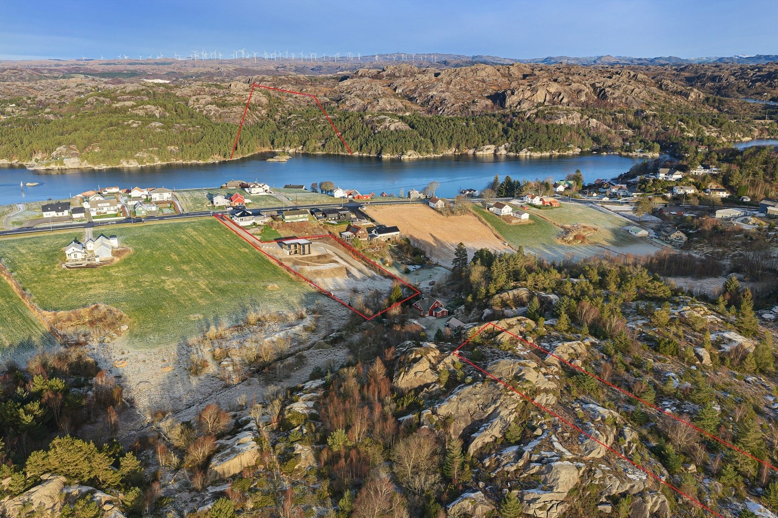 Jordsameiet på "Hellvik-siden" - Røde streker er ikke eksakte grenser, men viser interessenter ca. område. Galleribilde