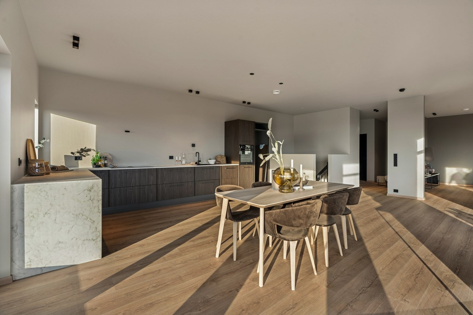 Stilfullt og tøft kjøkken med glatte fronter og laminert benkeplate. God skap- og benkeplass. Galleribilde