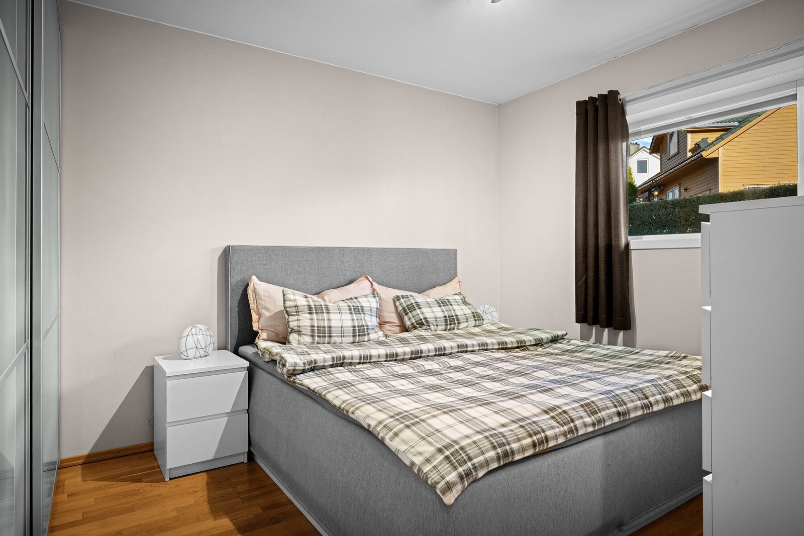 Romslig og pent soverom med stor garderobeløsning Galleribilde