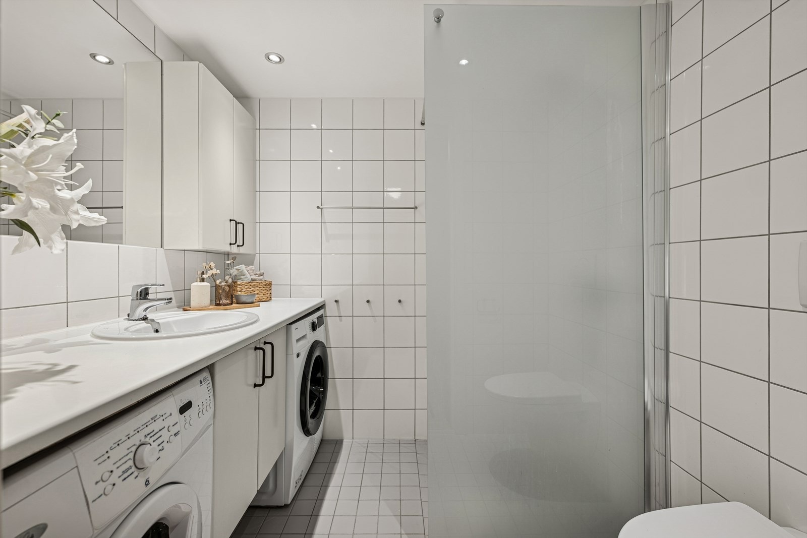 Pent, romslig baderom fra 2008 med praktisk opplegg for både vaskemaskin og tørketrommel. Galleribilde