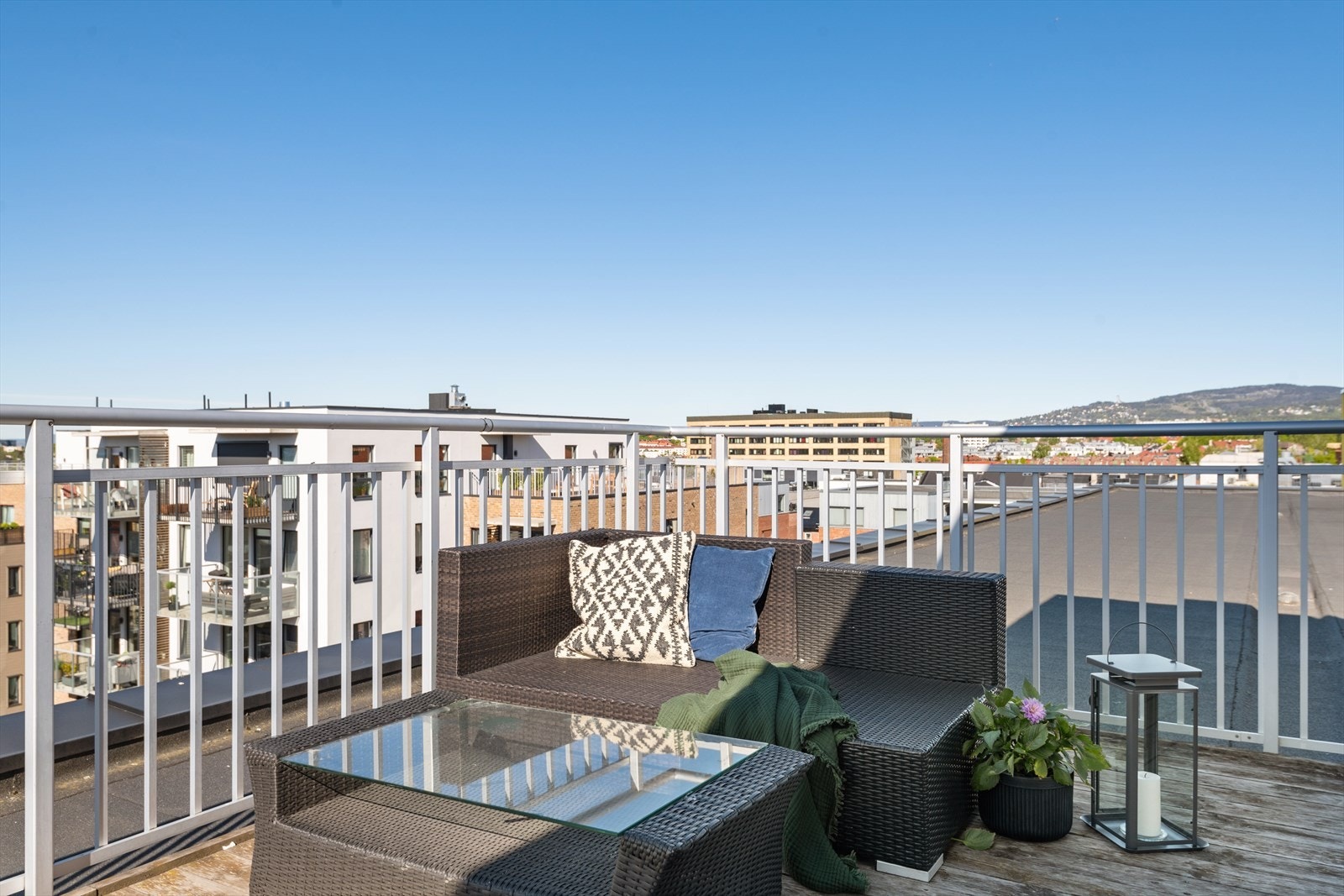 Her er det plass til både sittegruppe, spisebord og flere solsenger, ideelt for alt fra sosiale sammenkomster til late dager i solen. Galleribilde