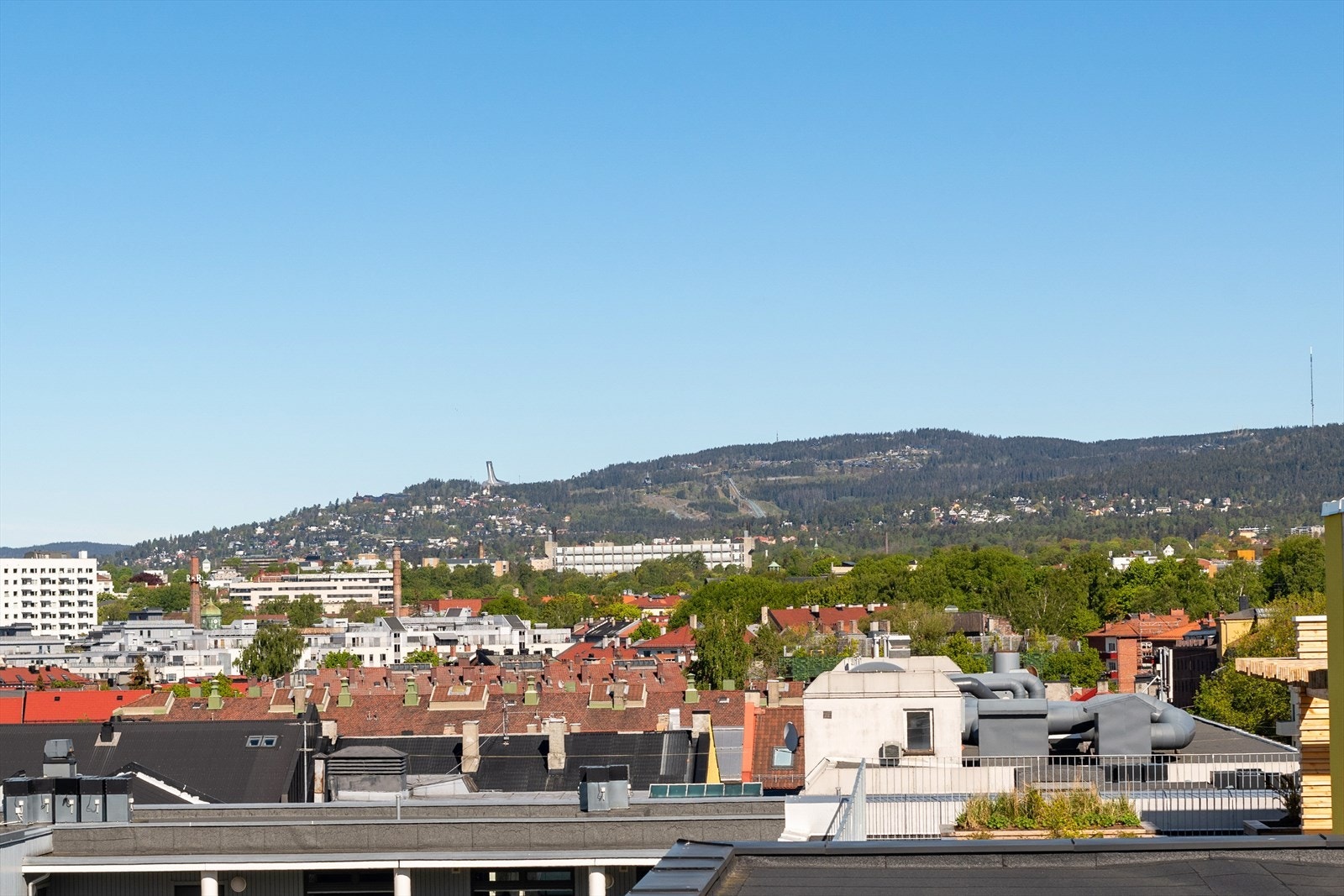 Utsikt mot holmenkollen fra takterrassen. Galleribilde
