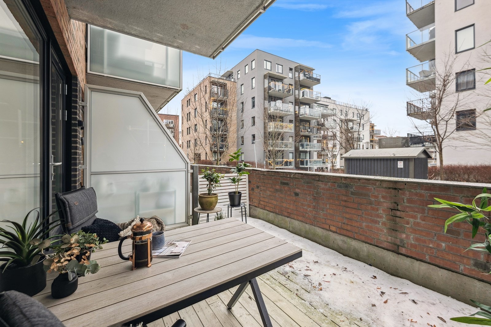 Sol fra kl 10:30-15:30 hele perioden mars til oktober. I sommermånedene har man sol fra kl 11-20 (med unntak av et par timer på ettermiddag). Galleribilde