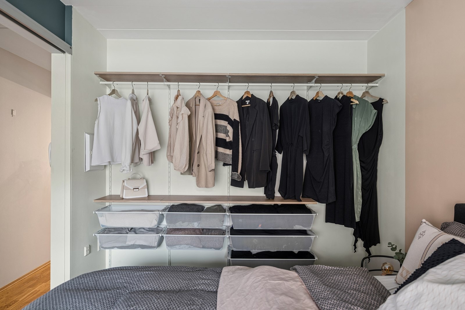 Den åpne garderobeløsningen gir godt med oppbevaringsplass, og det er enkelt å montere skapdører for et mer diskret og ryddig preg. Galleribilde