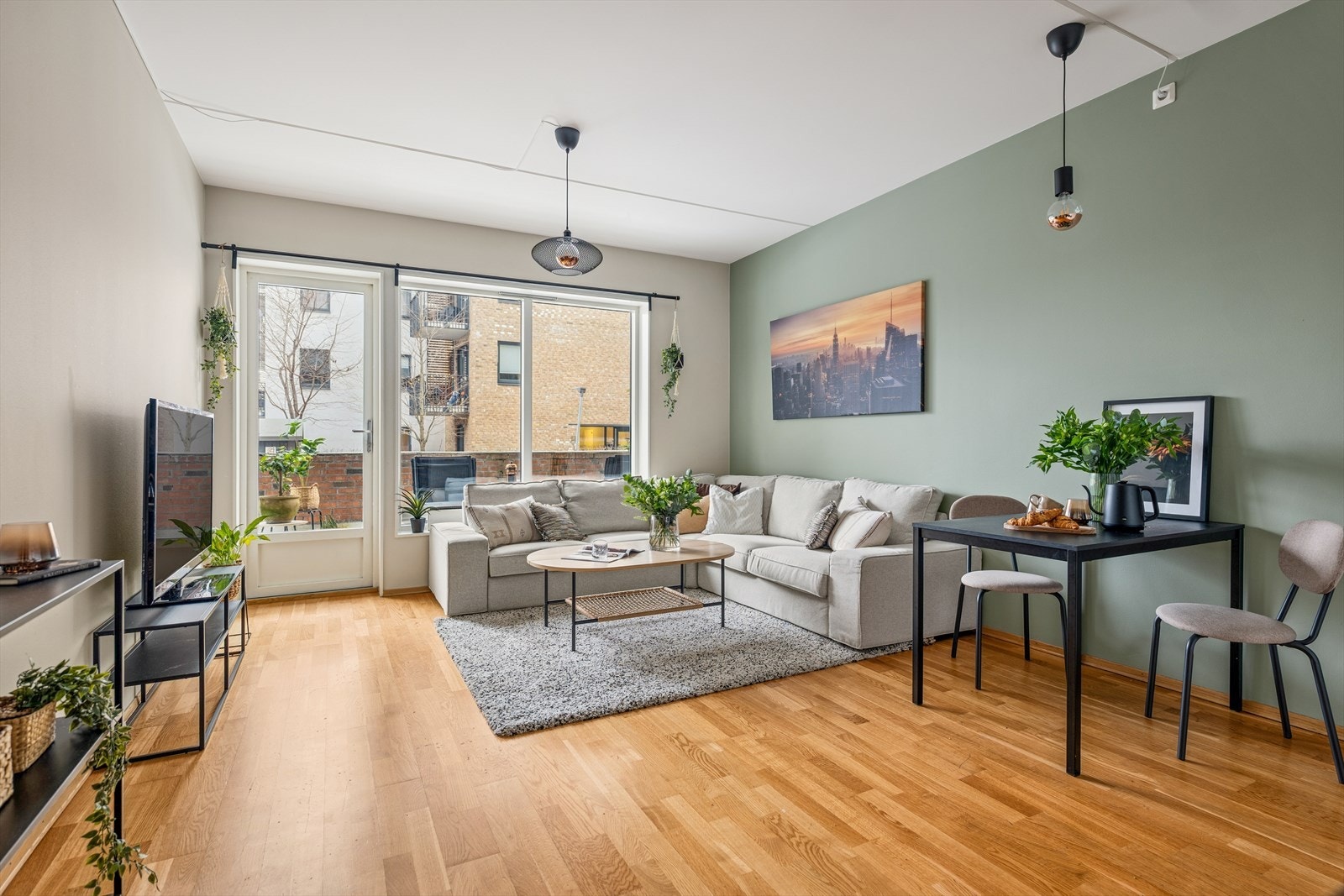 Leiligheten ligger såpass høyt at terrassenmuren skjermer mye innsyn fra forbipasserende. Galleribilde