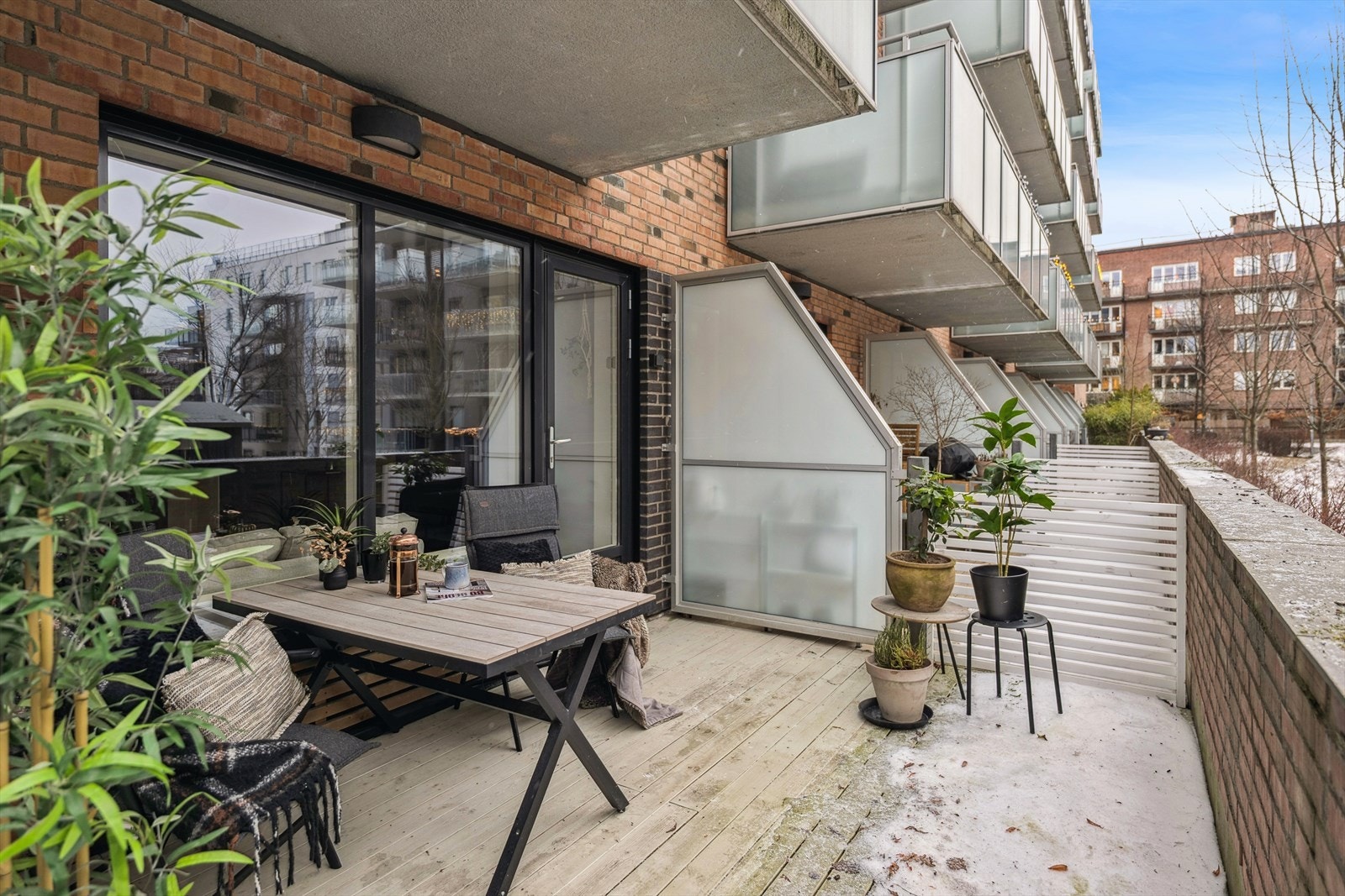 Den romslige og skjermede terrassen kan enkelt innredes med både sofagruppe, spisebord og grill - perfekt for hyggelige utekvelder. Galleribilde