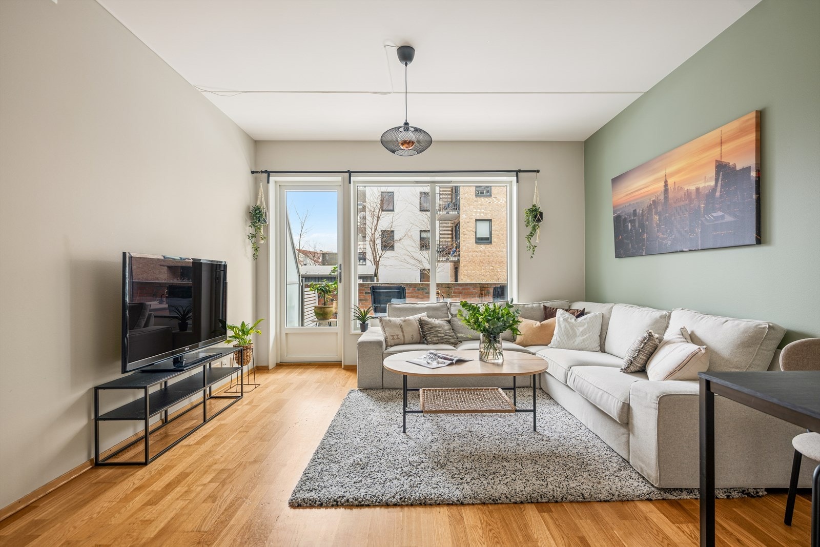 Lys og innbydende stue med god plass til å innrede i ulike soner. Galleribilde