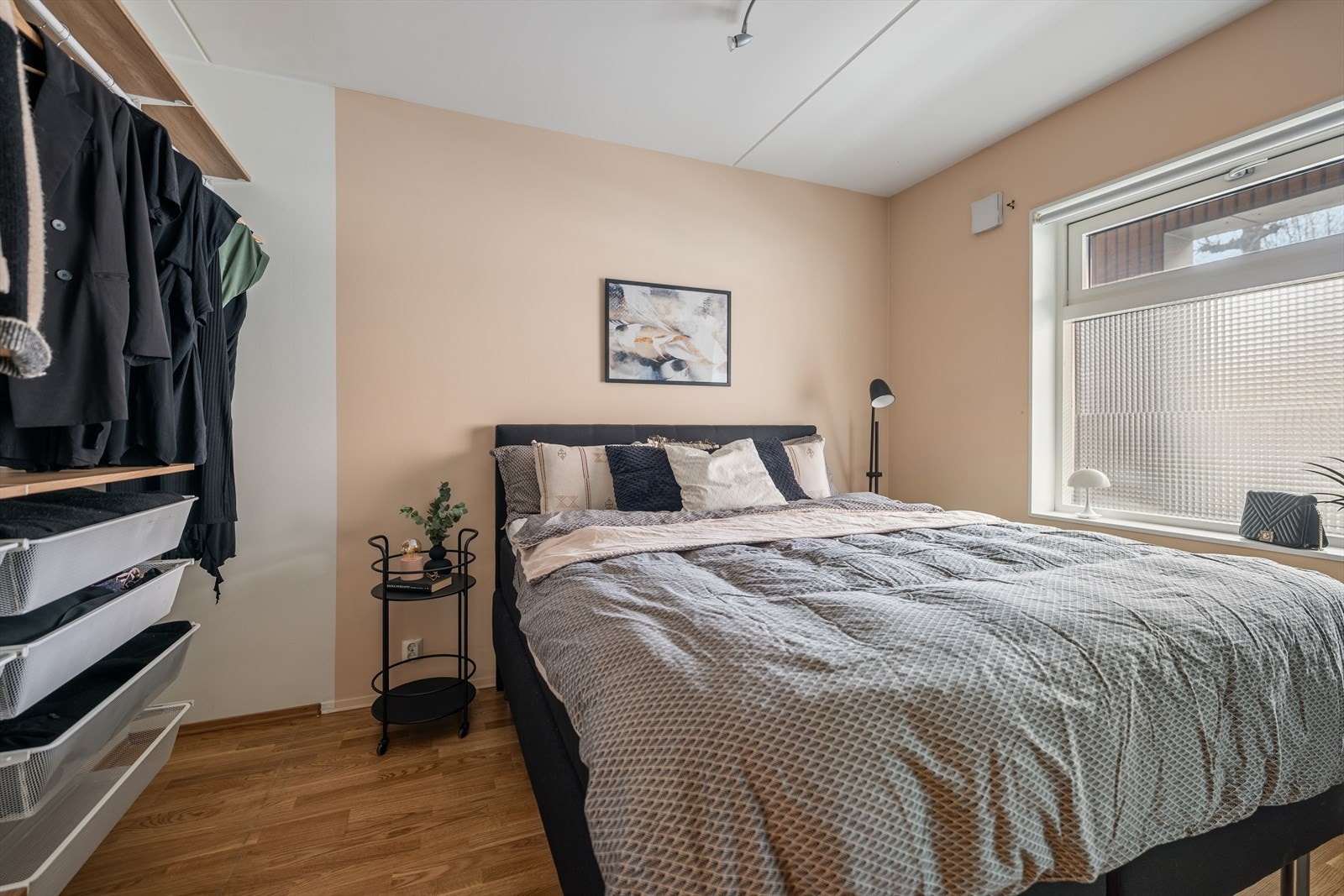 Det romslige soverommet har gjennomtenkte og behagelige fargevalg som skaper en rolig atmosfære. Galleribilde