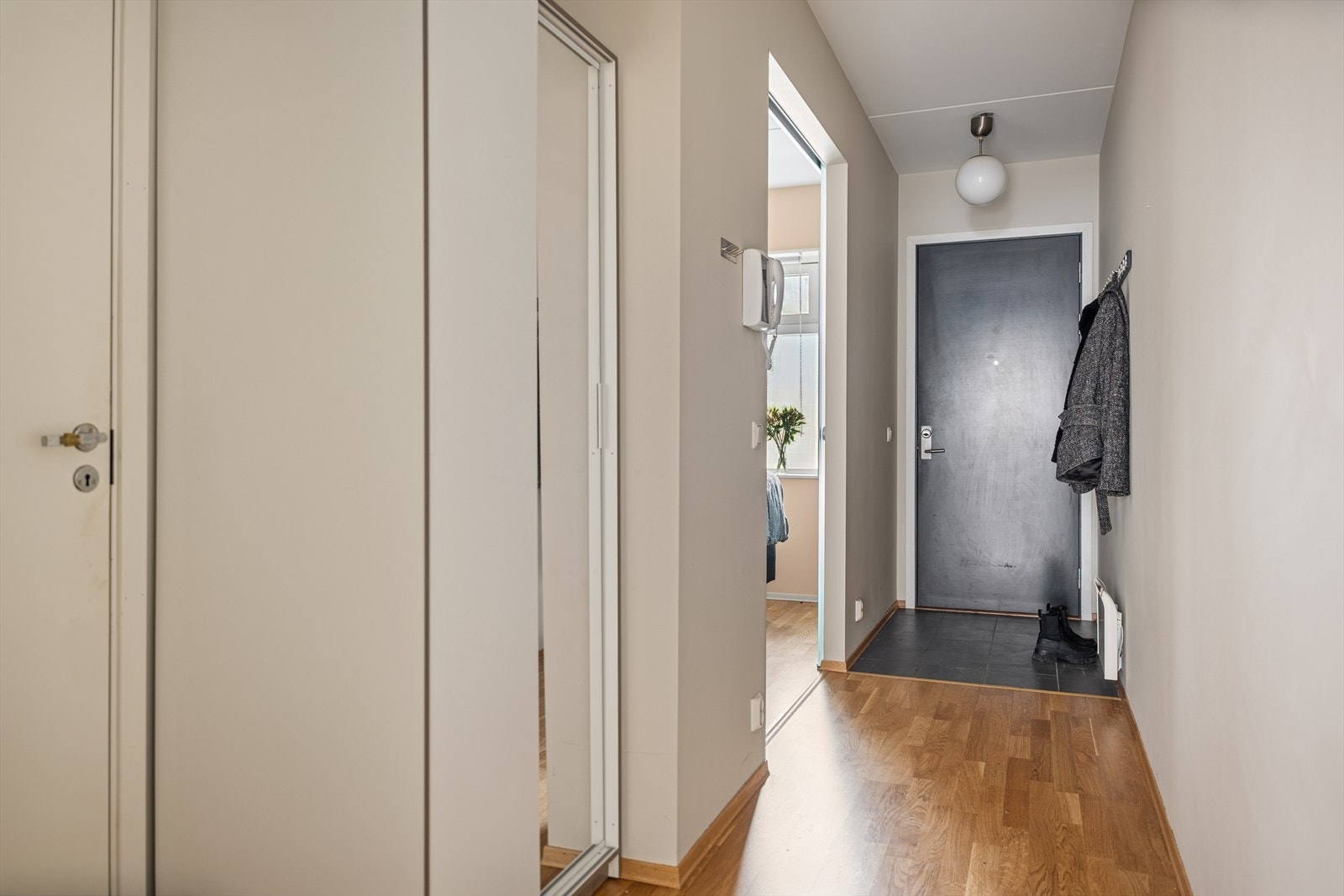 Romslig entré med gode oppbevaringsmuligheter. Galleribilde