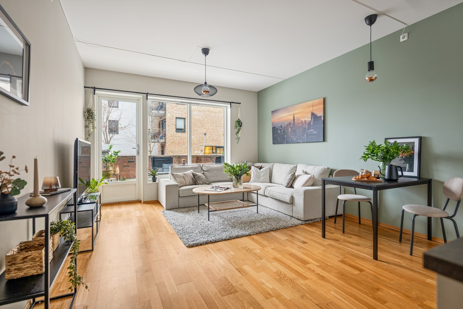 Stuen er lys og romslig med store vindusflater som slipper inn godt med naturlig lys, og gir en behagelig atmosfære. Her er det plass til både sofagruppe og spisebord, perfekt for både avslapning og sosiale sammenkomster. Galleribilde