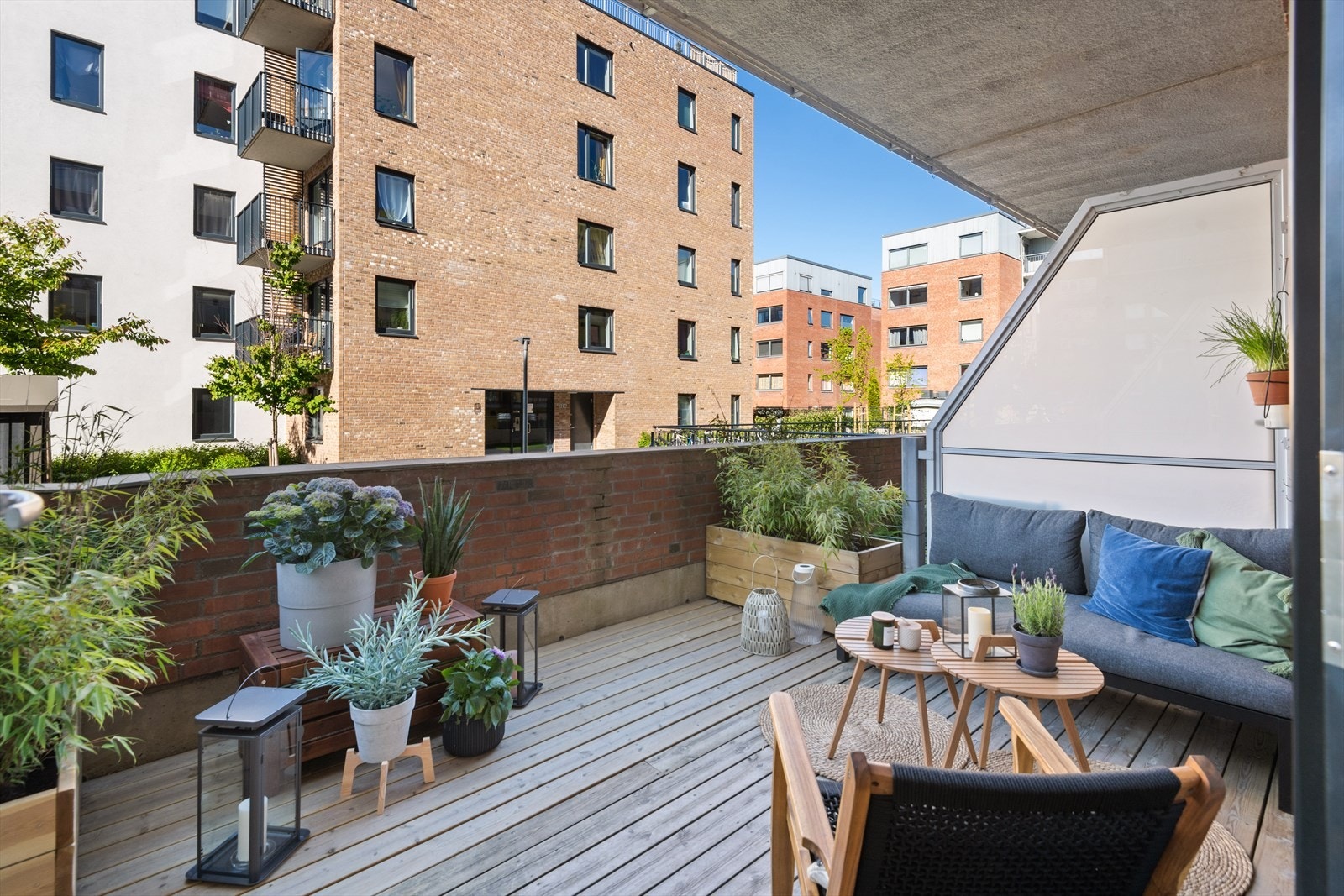 Sommerbilde tatt da eier kjøpte boligen. Nåværende innredning avviker fra dagens bruk. Galleribilde