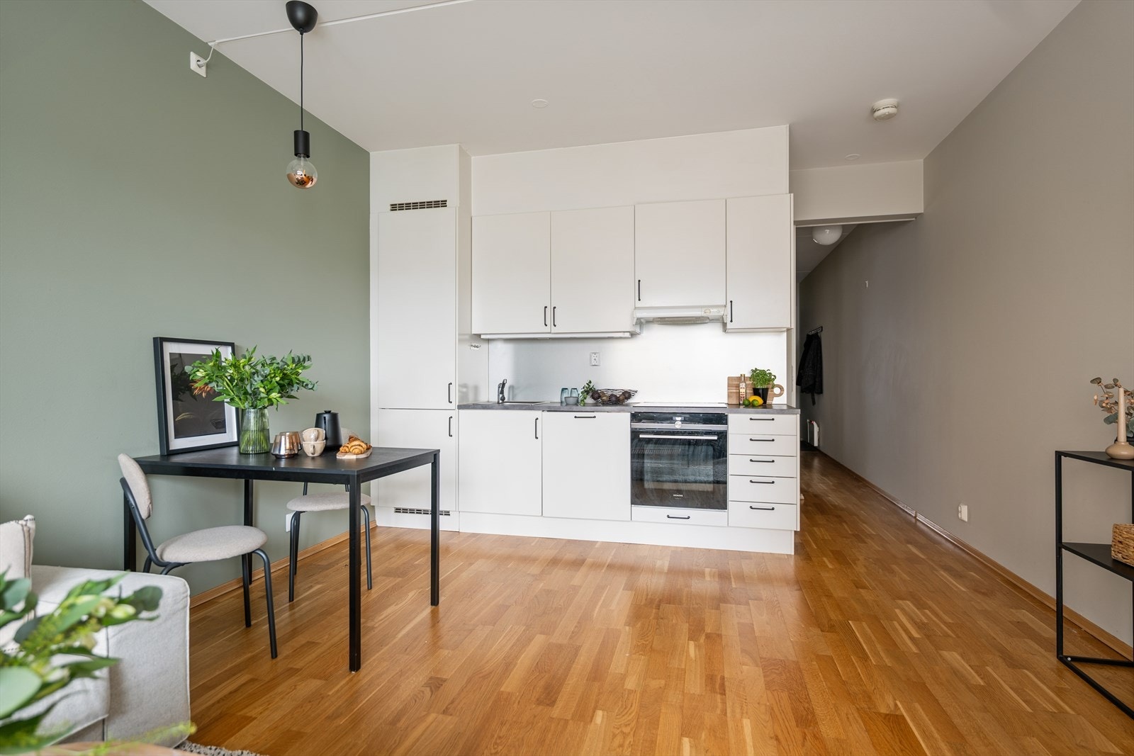 Kjøkkenet er fra byggeår og byr på en praktisk og gjennomtenkt løsning med rikelig lagringsplass og integrerte hvitevarer. Galleribilde