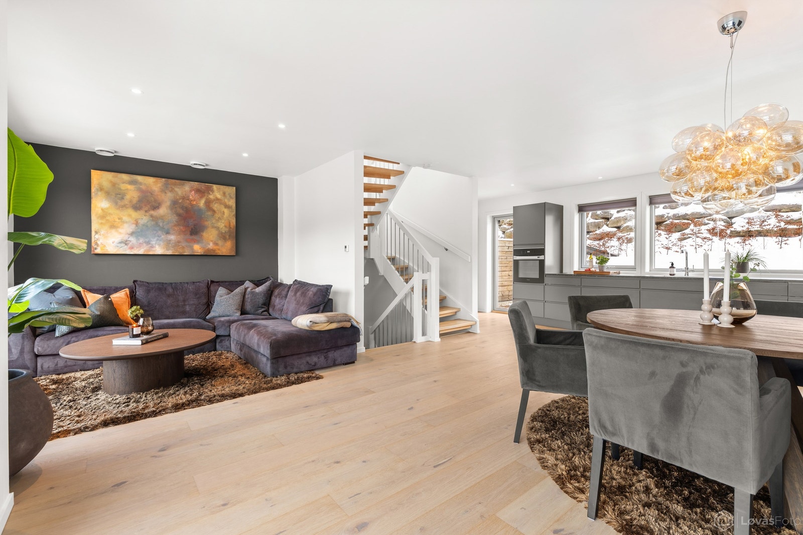 Gjennomgående parkett og vannbåren gulvvarme gir en lun og enhetlig følelse. Galleribilde