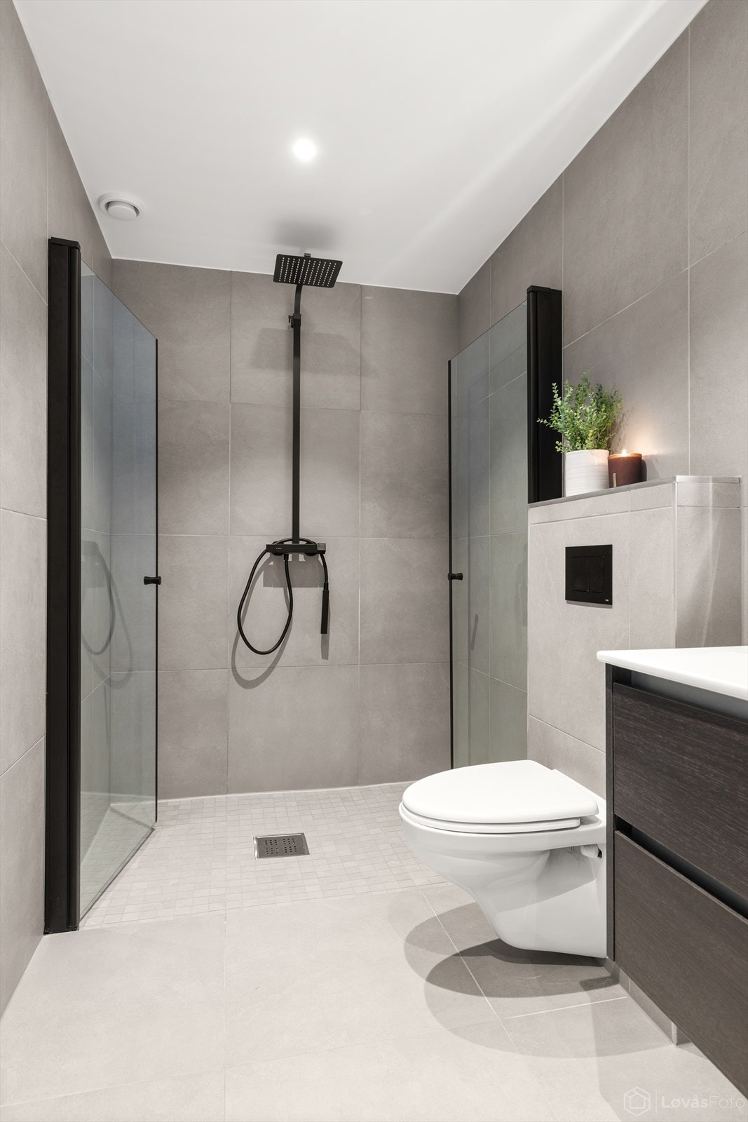 Dusjen har innfellbare glassdører, og toalettet er vegghengt. Galleribilde