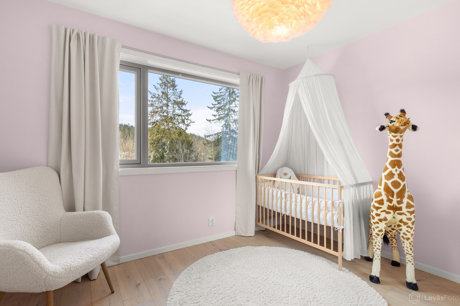 Et av boligens fire soverom, med parkett på gulv og god plass. Galleribilde