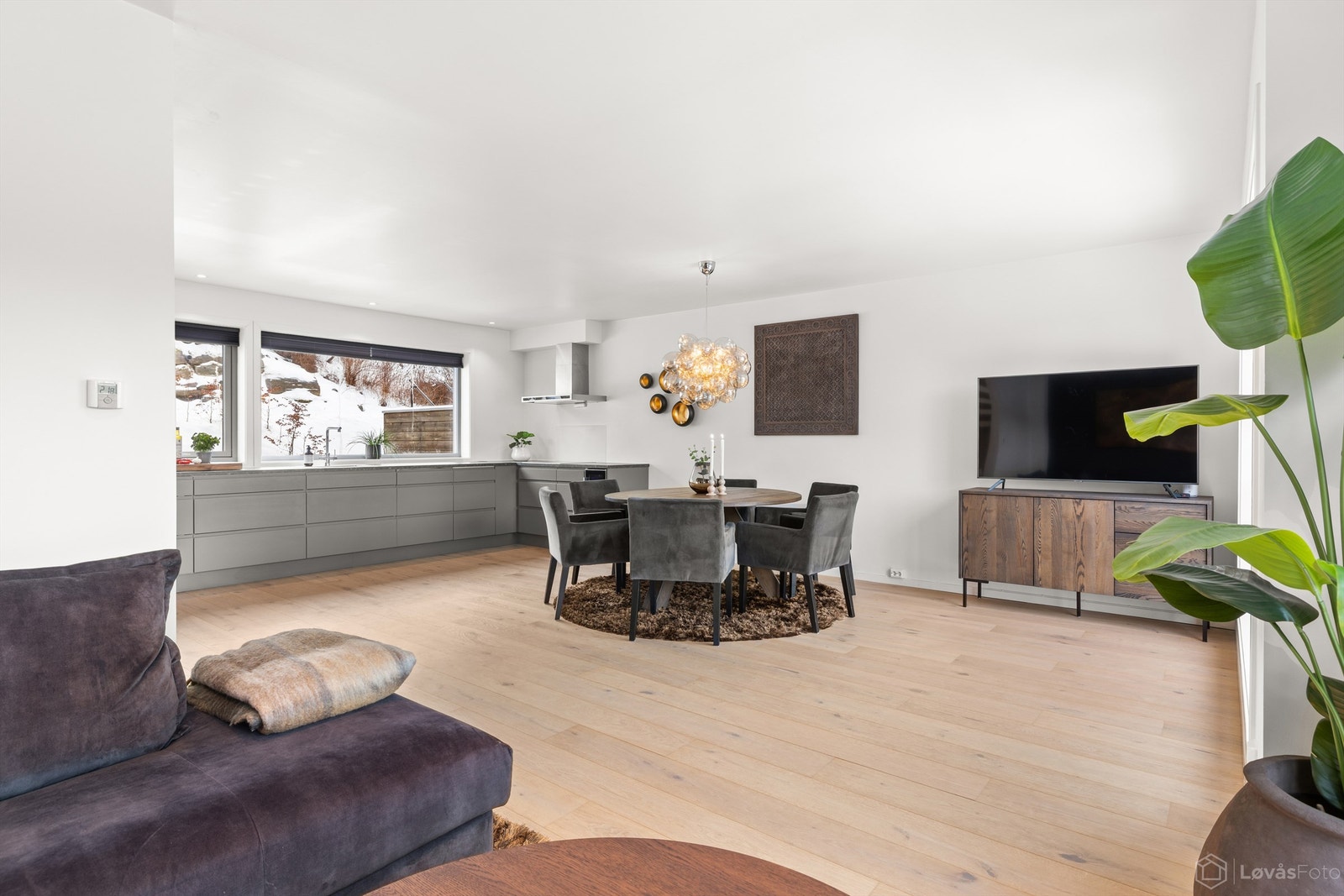 Den åpne løsningen gir en lys og luftig atmosfære med god plass til både sofagruppe og spisebord. Galleribilde