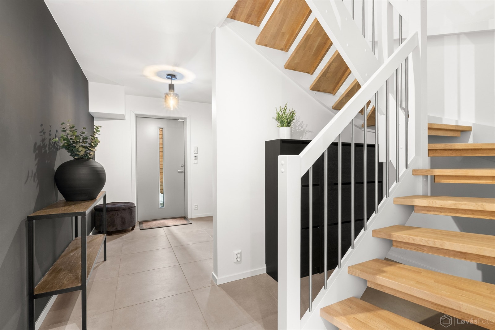 Du ønskes velkommen inn i en romslig entré med flislagt gulv og vannbåren varme. Galleribilde