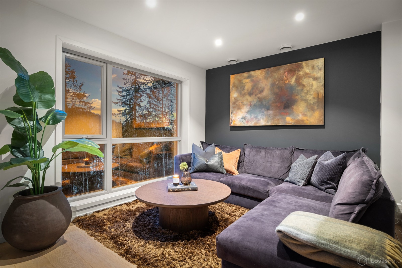 Stuedelen har god plass til en romslig sofagruppe. Galleribilde