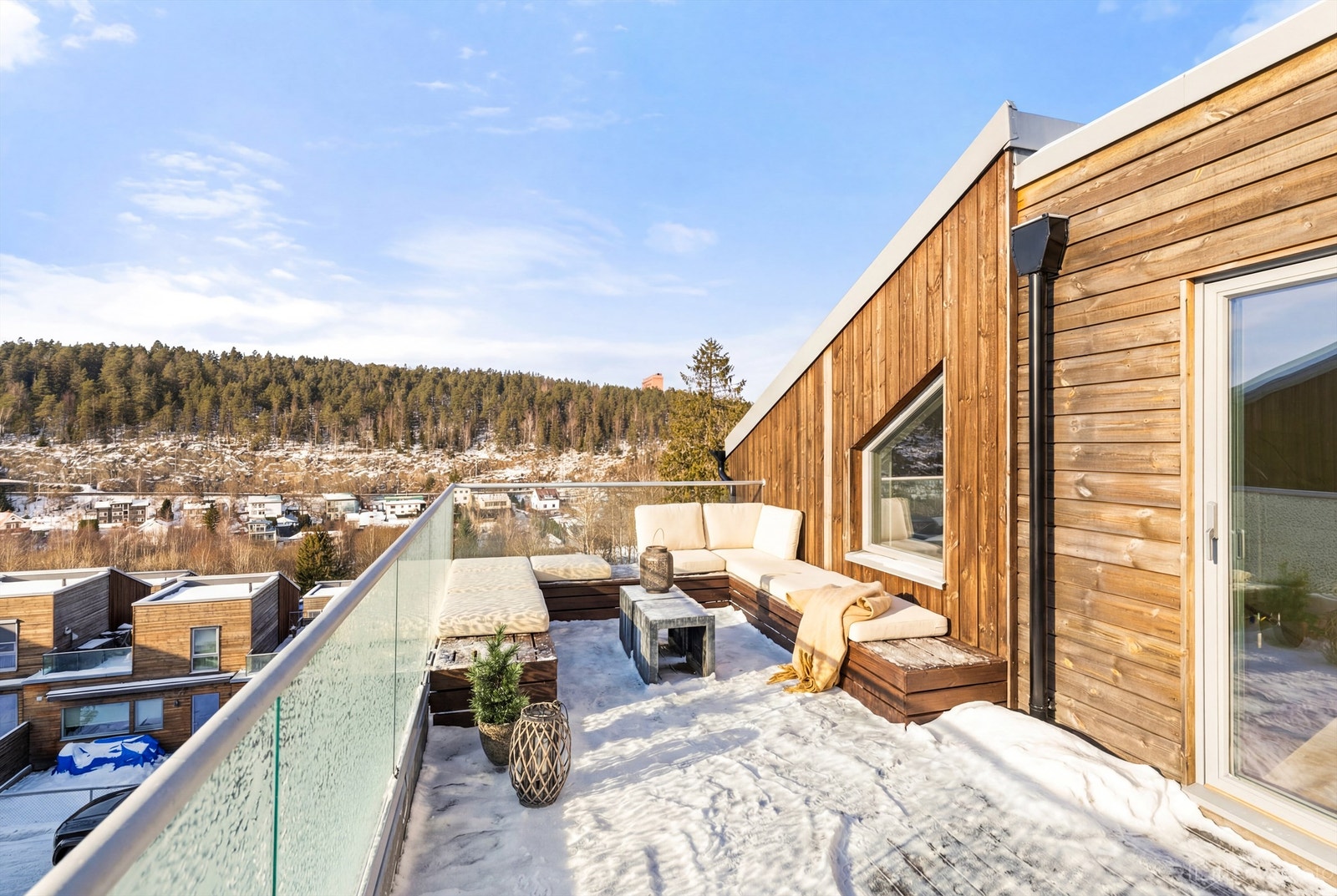 Her oppe kan du nyte utsikten over nærområdet og skogen. Galleribilde