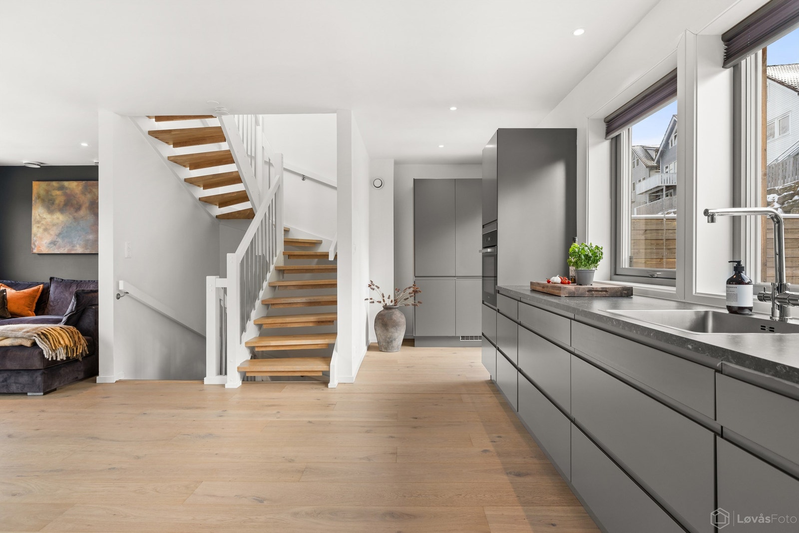 Den innvendige trappen i tre med metallrekkverk binder etasjene elegant sammen. Galleribilde