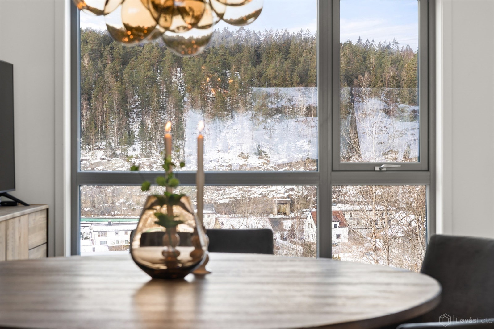 De store vinduene slipper inn rikelig med dagslys og rammer inn utsikten. Galleribilde