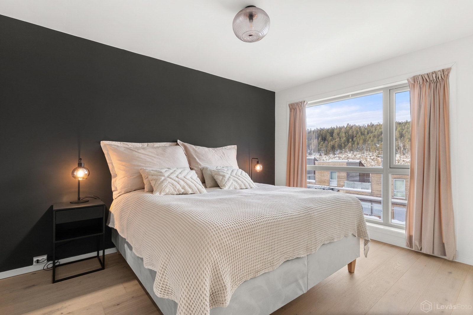 Hovedsoverommet har god plass til dobbeltseng og garderobeløsning. Galleribilde