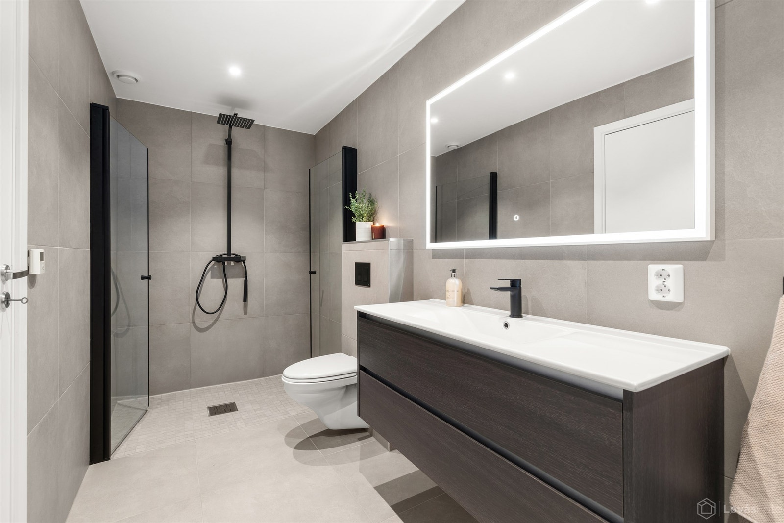 Baderommet i etasjen har dusjsone med både hånd- og regndusj. Galleribilde