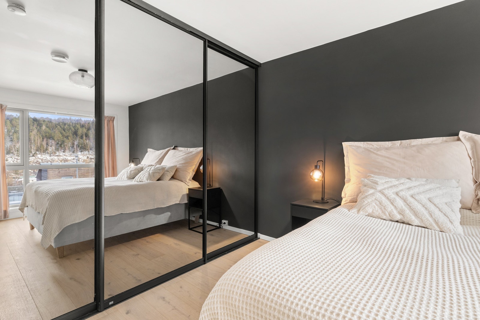 Rommet har parkett på gulv og malte veggflater. Galleribilde