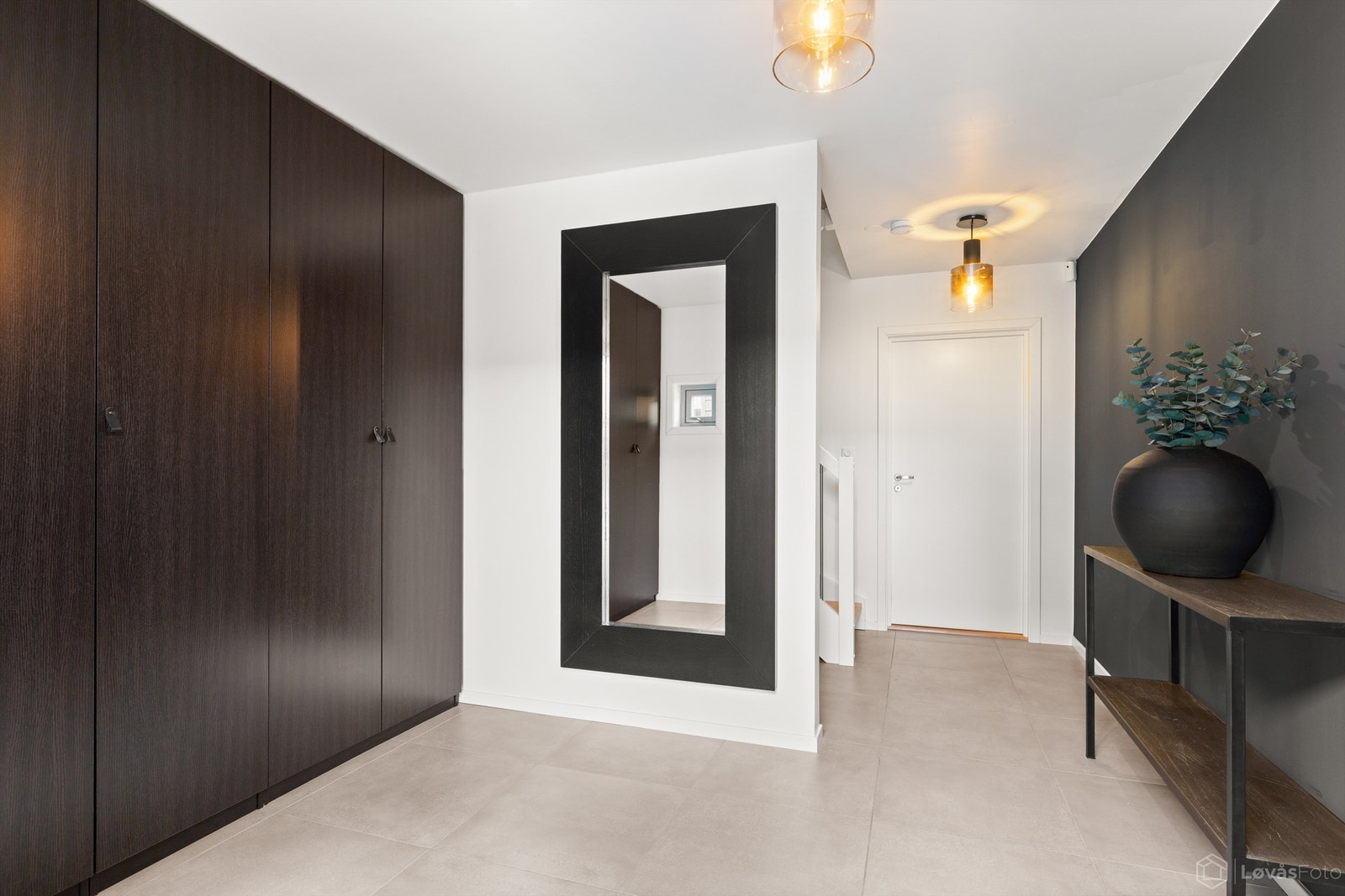 Her er det god plass til oppbevaring av yttertøy og sko. Galleribilde